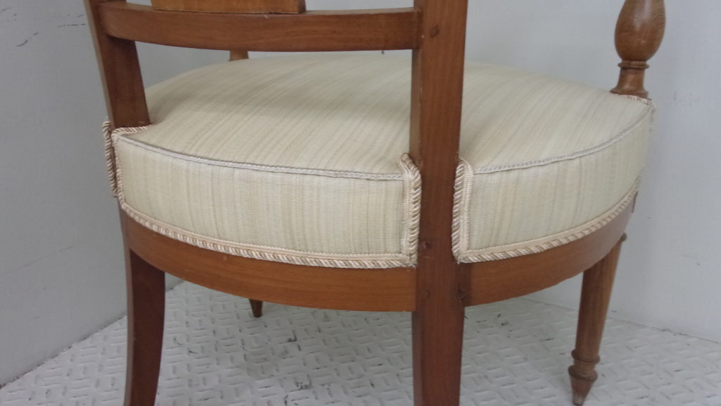 alt="古典的な技術を使用した木のデザイン椅子の張替え "