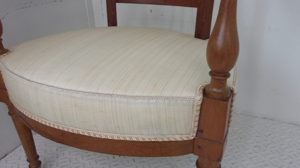 alt="古典的な技術を使用した木のデザイン椅子の張替え "