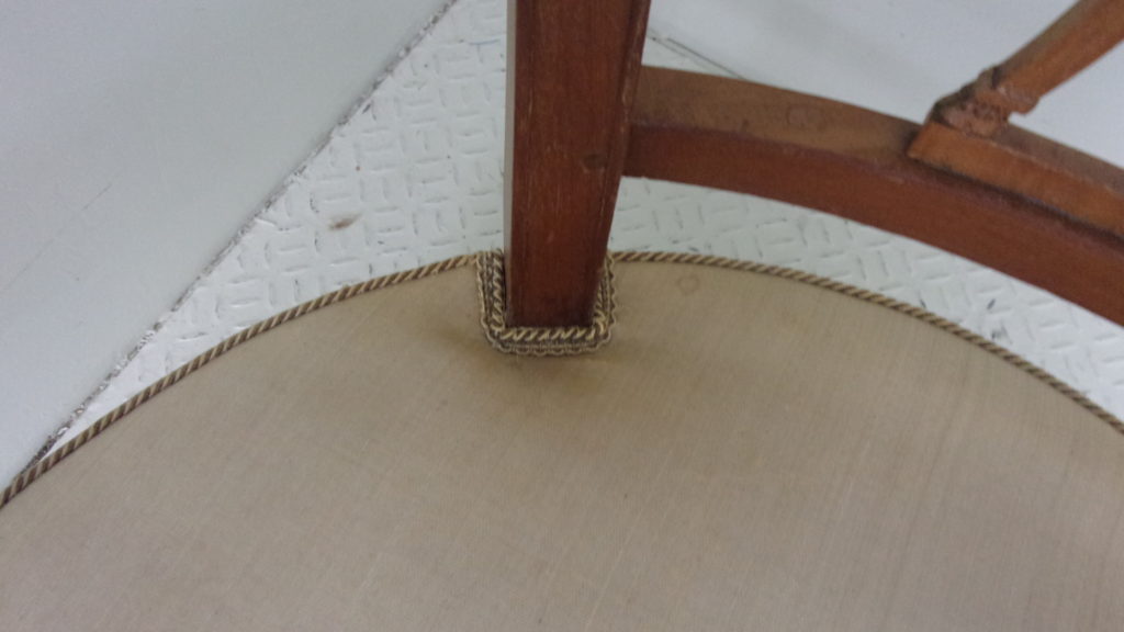 alt="古典的な技術を使用した木のデザイン椅子の張替え "