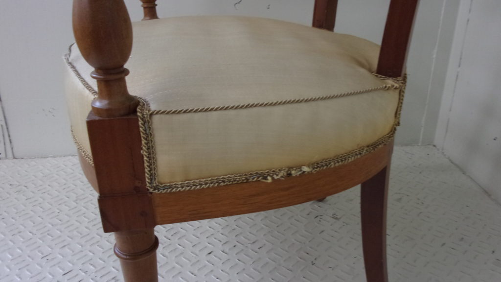 alt="古典的な技術を使用した木のデザイン椅子の張替え "