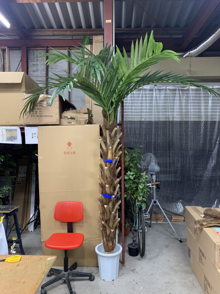 alt="特注フェイクグリーンのリニューアル施工(ヤシの木)"