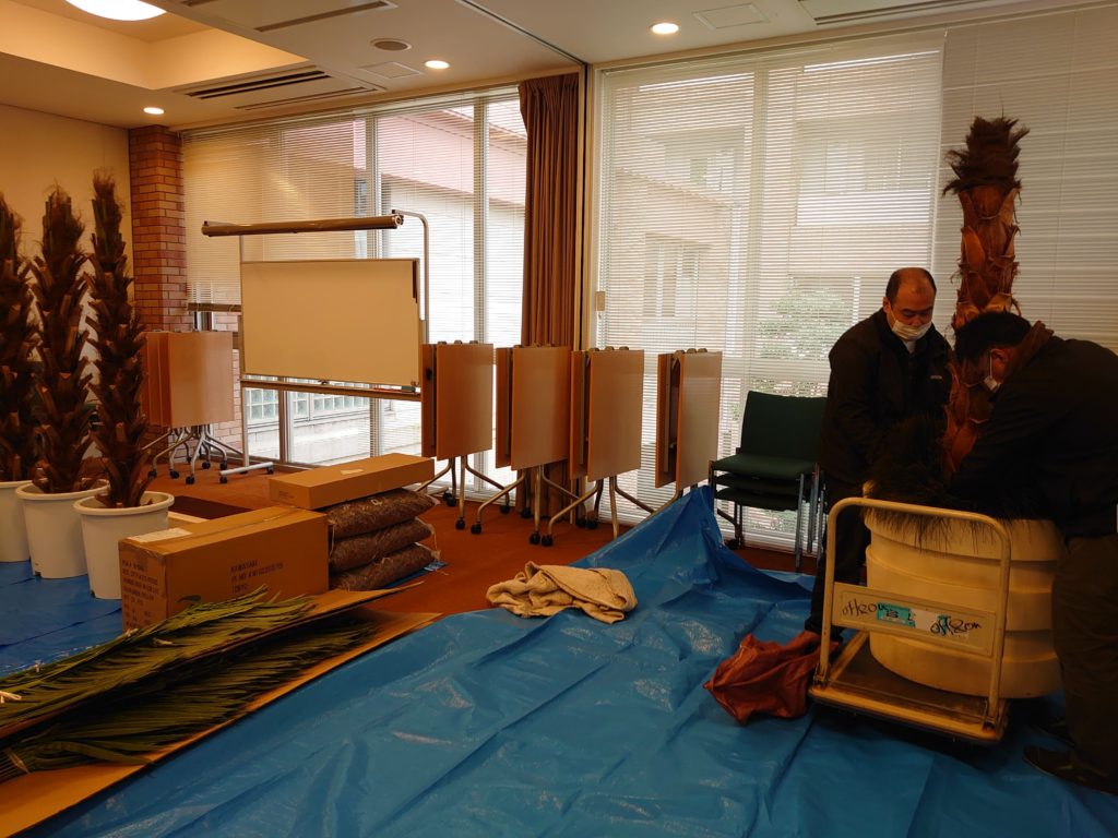 alt="特注フェイクグリーンのリニューアル施工(ヤシの木)"