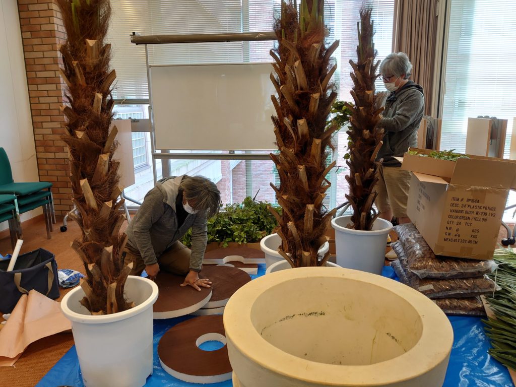 alt="特注フェイクグリーンのリニューアル施工(ヤシの木)"