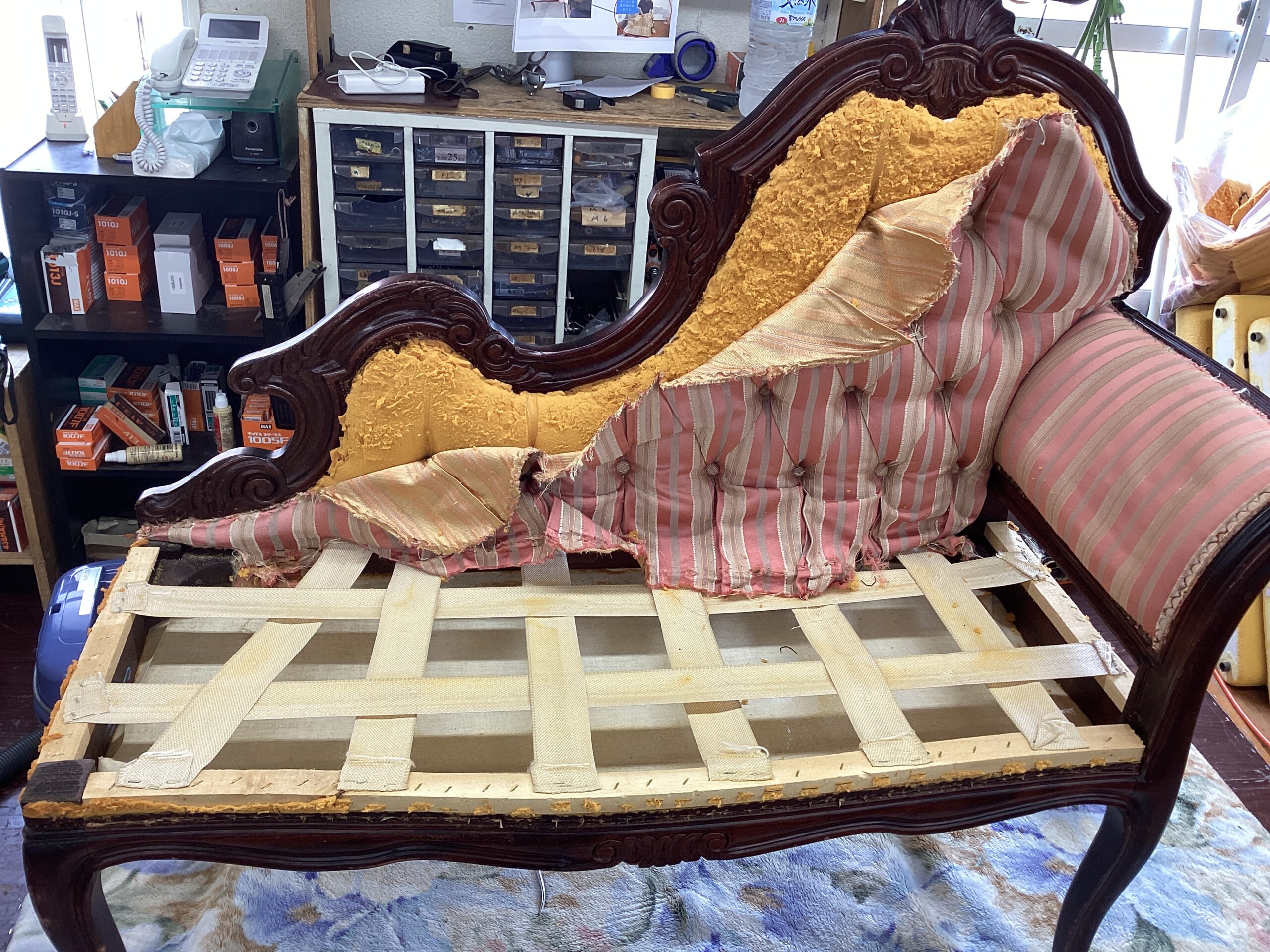 alt="カウチソファ張替え"