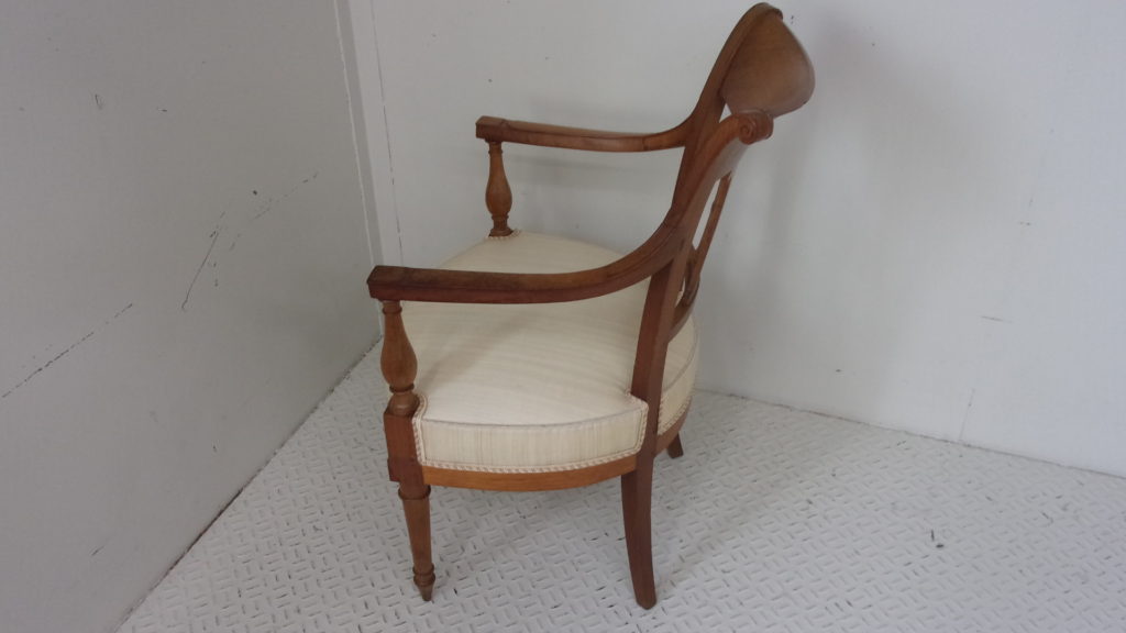 alt="古典的な技術を使用した木のデザイン椅子の張替え "