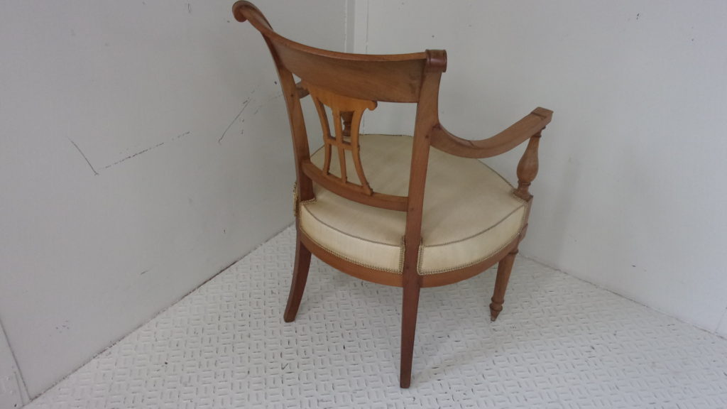 alt="古典的な技術を使用した木のデザイン椅子の張替え "